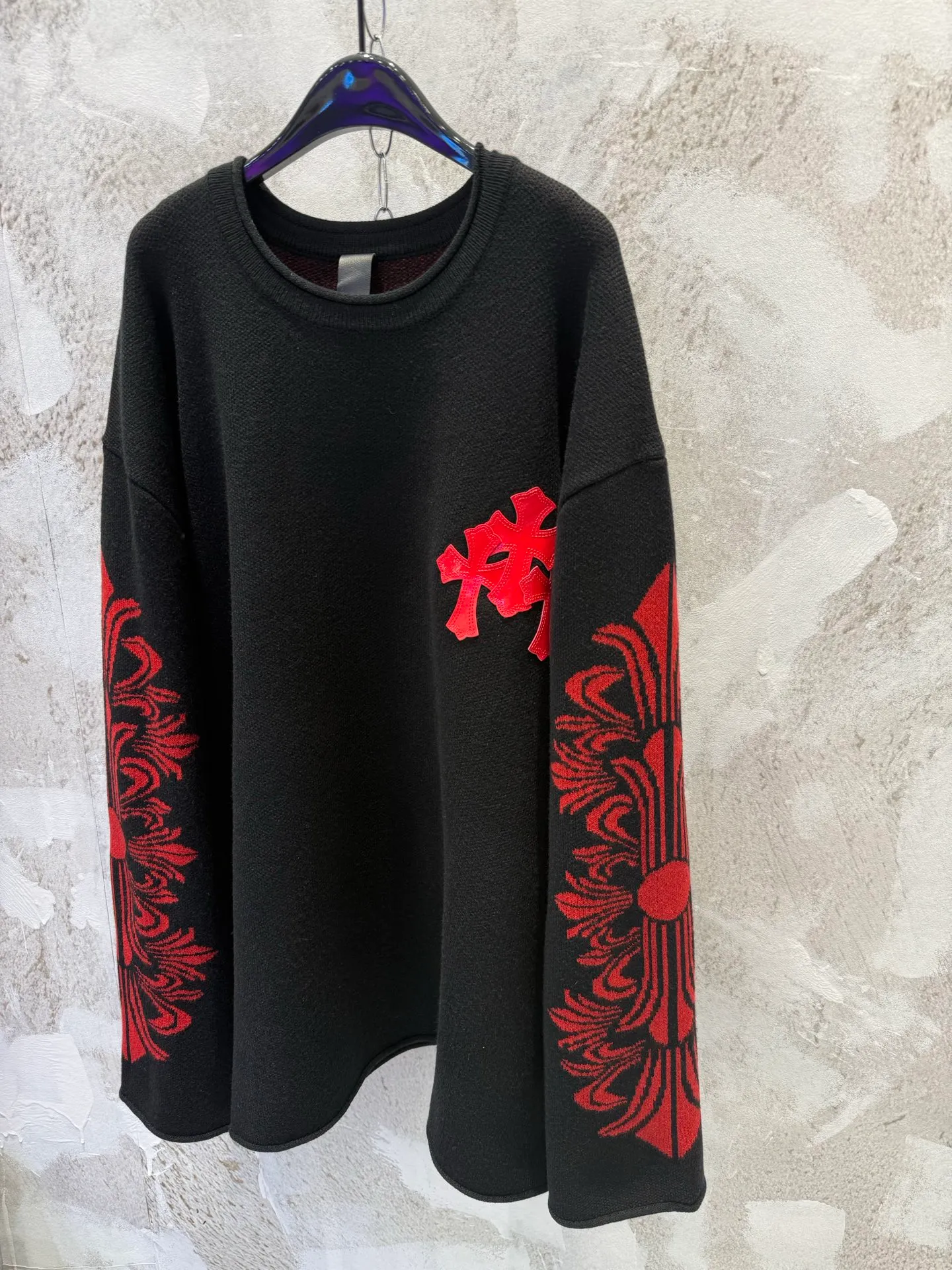 P500 Chrome Hearts/25FW wool patent leather sweater with heavy production (the only correct version on the market, patent leather lambskin, hand-stitched) The main body fabric is made of custom-woven and dyed cashmere blended yarn, 12-needle imported machine sesame base jacquard, which takes nearly 200 minutes. The chest cross leather is genuine patent leather sheepskin. The cross sheepskins are all hand-sewn. The labor cost is extremely high. Size SIZE: S M L